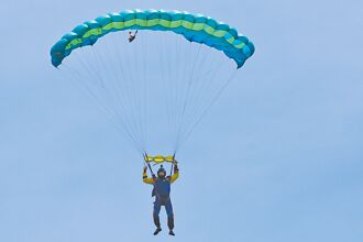 高空跳傘教練暖身 台東空域活動更多元