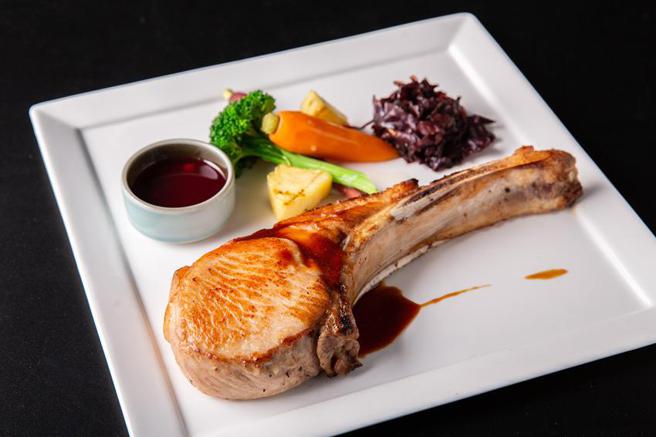 （台北万豪酒店Garden Kitchen推出「父亲月」平日午间限定半自助飨宴，霸气十足「台湾战斧猪排」活动期间优惠加购价仅488元+10％。图／台北万豪酒店）