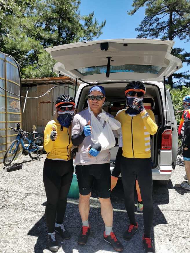 高雄市前副市长、国民党高雄市长参选人柯志恩竞选总部主委叶匡时（中），24日从武陵农场骑到武岭，却不慎在途中摔车。（图／取自叶匡时脸书）