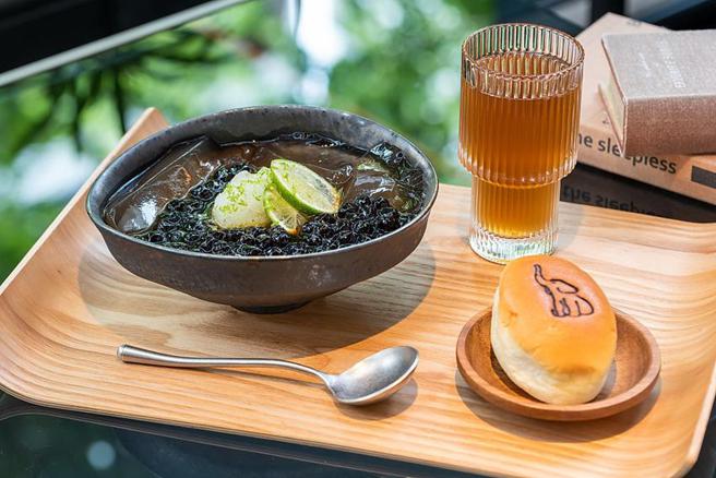 （台北象山脚下爱玉专门店《解解渴有限公司》进驻台北时代寓所蝴蝶森林区快闪，客人可在此尝到招牌「冬瓜柠檬爱玉」并附招牌奶油餐包。图／台北时代寓所）