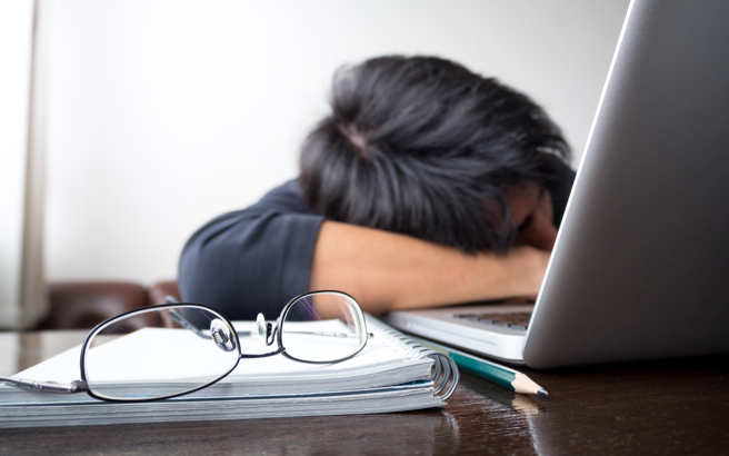 美国新研究显示，白天经常打瞌睡的人，罹患高血压和中风的机率都比不打瞌睡，或鲜少打瞌睡的人高。shutterstock_329350442