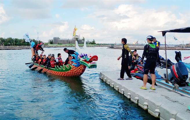 2022「黑水騰龍，勇渡西瀛」海域龍舟運動今一早6點從布袋第3漁港出發，預計要花8小時，划龍舟長征台灣海峽56公里到澎湖縣龍門港。（呂妍庭攝）