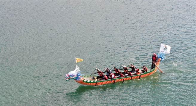 2022「黑水騰龍，勇渡西瀛」海域龍舟運動今一早6點從布袋第3漁港出發，預計要花8小時，划龍舟長征台灣海峽56公里到澎湖縣龍門港。（呂竑毅提供∕呂妍庭嘉義傳真）