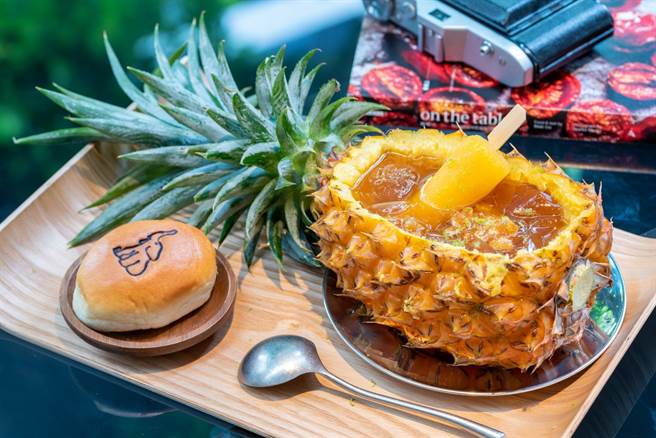 亲熬凤梨爱玉附招牌奶油餐包。（时代寓所提供）