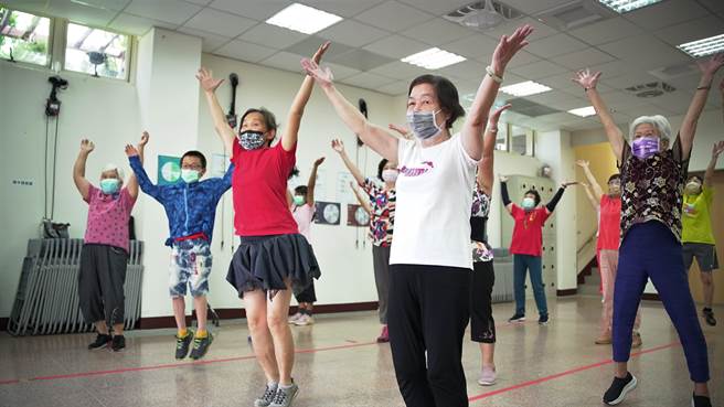 新竹市卫生局规画「长者功能自评量表」，协助市民评估长辈延缓失能关键6大指标。（新竹市政府提供／王惠慧新竹传真）