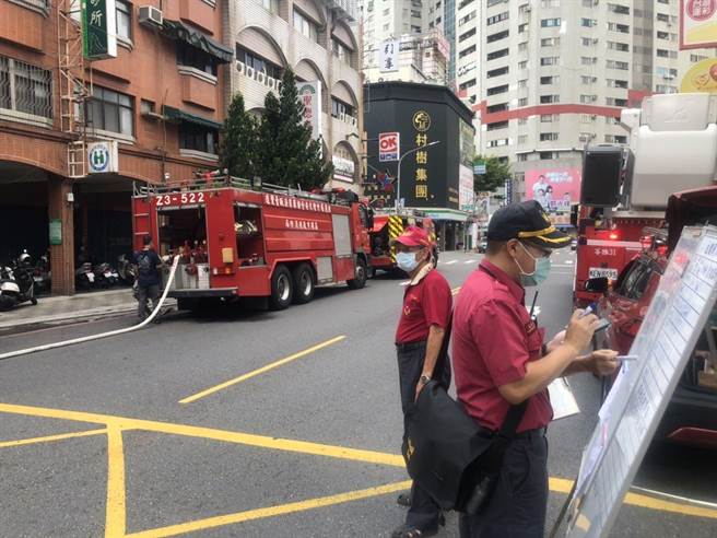 高雄一栋华厦今传火警。（翻摄照片／高雄洪靖宜传真）