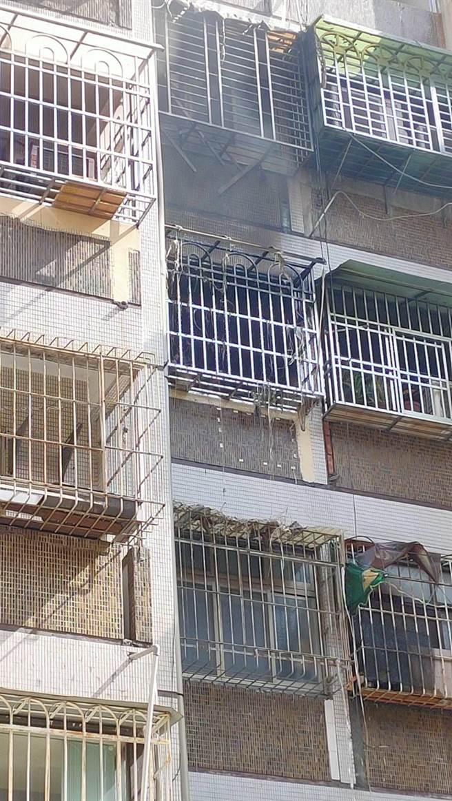 高雄一栋华厦今传火警。（翻摄照片／高雄洪靖宜传真）