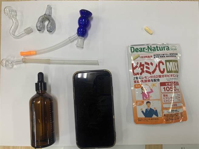 盐埕警分局建国四路派出所员警，在郑姓男子包内搜出偽装成「乳酸菌胶囊」安非他命及恺他命液体。（高市盐埕分局提供／袁庭尧高雄传真）