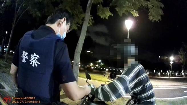 巡逻警组见郑男违规将重机车辆停于网状线内，上前盘查，郑男吓得连忙说「不用不用！」还频冒冷汗。（高市盐埕分局提供／袁庭尧高雄传真）