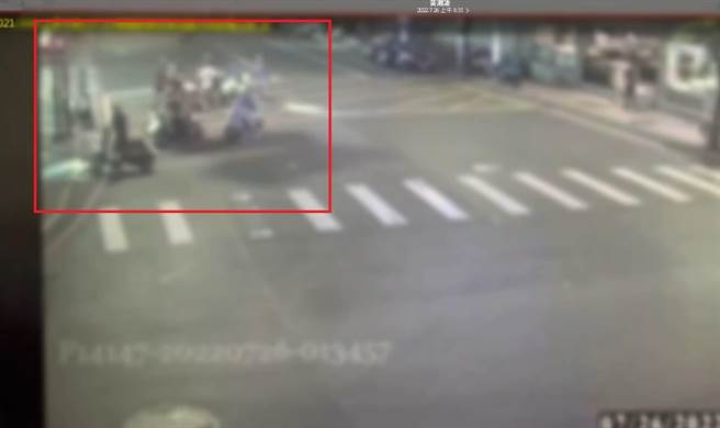 新北市中和区莒光路上加油站外今日凌晨1时许爆发全武行。（警方提供／李奇叡新北传真）