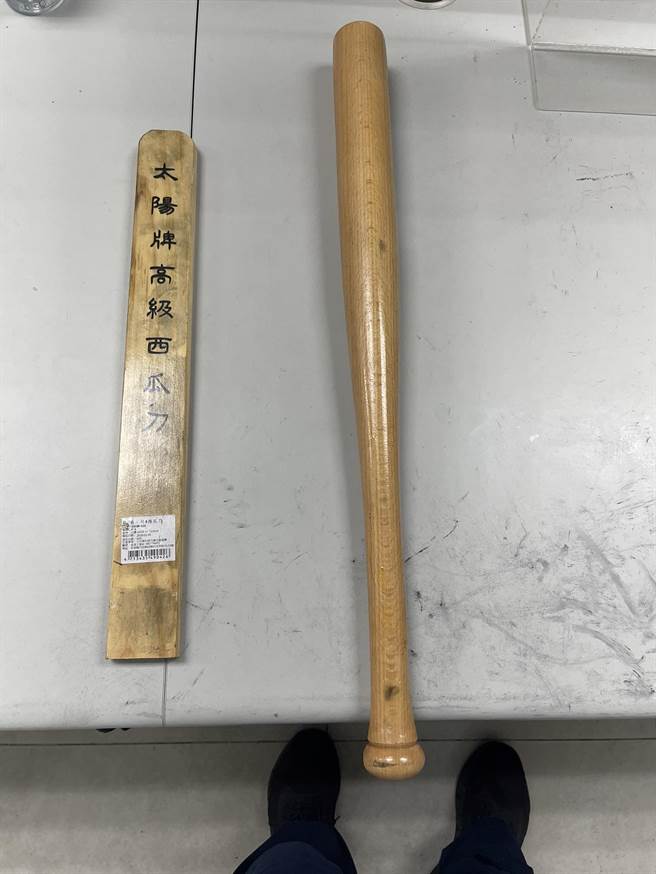 现场留有球棒一支、西瓜刀刀鞘一副。（警方提供／李奇叡新北传真）