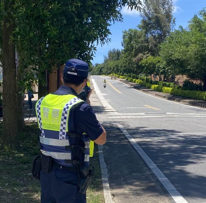 「十次车祸九次快！」金门今年1月至6月已取缔超速行驶4055件。（警方提供）