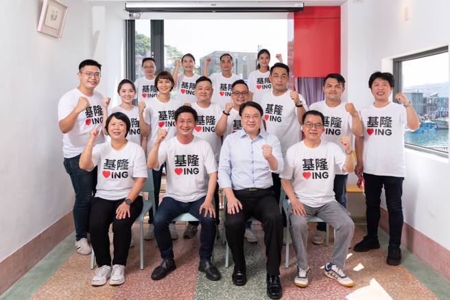 民进党基隆市长参选人蔡适应（前排左2）。（图／翻摄自蔡适应脸书）