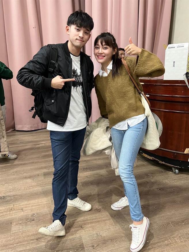 周西西（右）确诊最担忧传染给师弟商鼎。（大海娱乐提供 ）