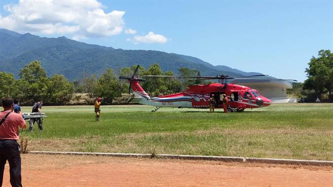 失联的林姓背工遗体，今天由空勤直升机完成吊挂，降落在池上国中操场。（民眾提供）