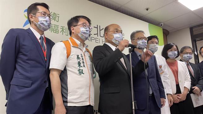 行政院长苏贞昌今上午受访，针对便当会被批评党国不分作出回应，他表示民主政治就是政党政治。（吕健豪摄）