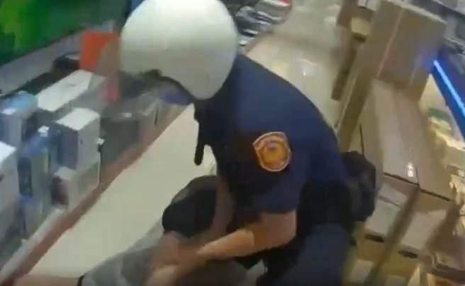 警方将彭男压制在地。（警方提供／李奇叡新北传真）