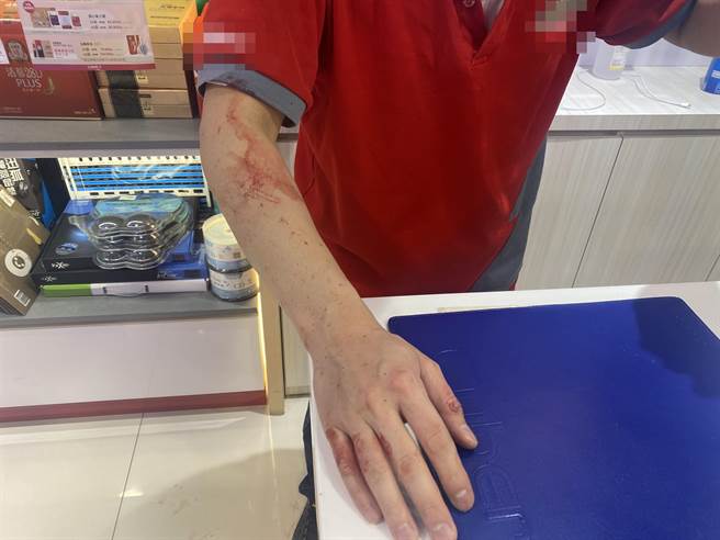 42岁的林姓店员被攻击溅血。（警方提供／李奇叡新北传真）