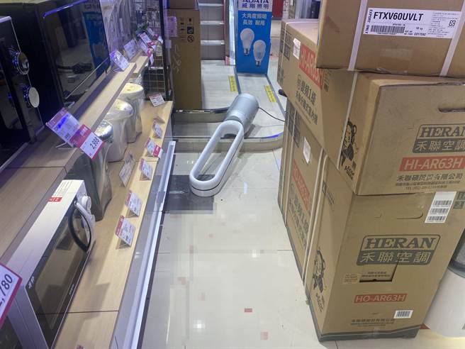 彭男大闹电器行共造成4件家电商品毁损。（警方提供／李奇叡新北传真）