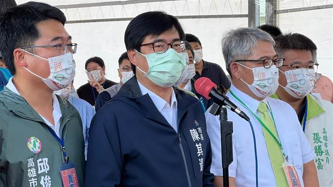 高雄昨爆首例BA.5本土群聚，高雄市长陈其迈（中）今（26）日指出，已扩大採检，正由中央进行基因定序，目前整体造船厂疫情并没有进一步扩散。（柯宗纬摄）
