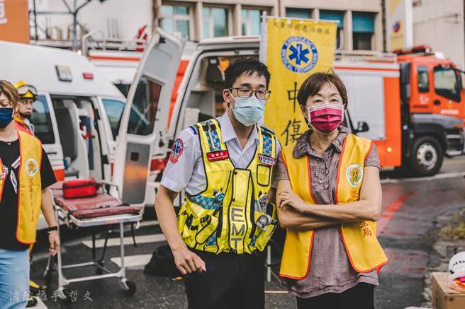 花莲县消防局花莲分队高级救护技术员刘冠英投入消防工作约8年，多次将患者从死神手中救回，被局内同仁誉为「行动急诊室」，今年荣获十大杰出救护技术员殊荣。（花莲县消防局提供／罗亦晽花莲传真）