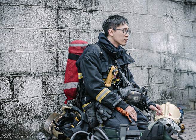 花莲县消防局花莲分队高级救护技术员刘冠英投入消防工作约8年，多次将患者从死神手中救回，被局内同仁誉为「行动急诊室」，今年荣获十大杰出救护技术员殊荣。（花莲县消防局提供／罗亦晽花莲传真）