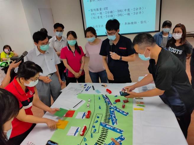 花莲县消防局花莲分队高级救护技术员刘冠英（右四）除投入救护工作，也将所学贡献于紧急救护的教育中，不仅替学弟妹进行高级救护技术员训练及考前模拟，更并研发大量伤病患桌游教学模具，将寓教于乐发挥到极致，连续2年助所有学员成功考取证照。（花莲县消防局提供／罗亦晽花莲传真）