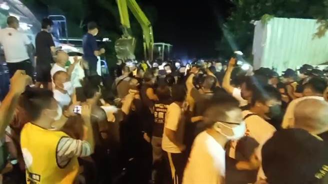 苗栗县造桥乡坤舆掩埋场抗争衝突事件，有多人受伤，苗栗县警局依法搜证调查不法。（读者提供／谢明俊苗栗传真）