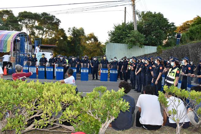 苗栗县造桥乡坤舆掩埋场抗争衝突事件，有多人受伤，苗栗县警局依法搜证调查不法。（读者提供／谢明俊苗栗传真）
