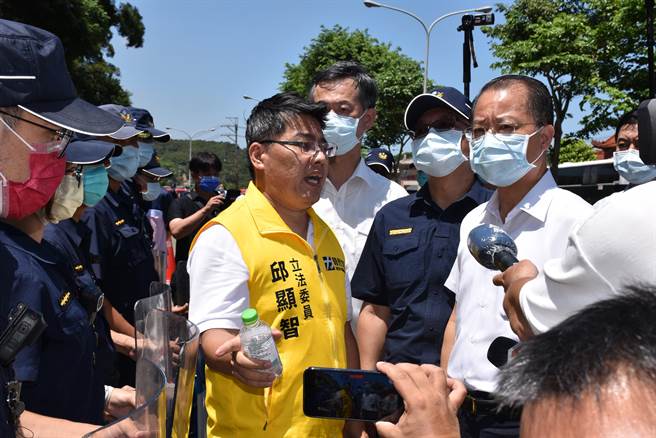 苗栗县造桥乡坤舆掩埋场抗争衝突事件，惊动警政署长黄明昭到场关切泛营立委。（读者提供／谢明俊苗栗传真）