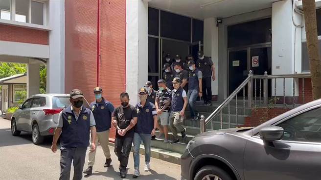 苗栗县造桥乡坤舆掩埋场抗争衝突事件，苗栗县警局依法拘提涉案人士并解送苗栗地检署复讯。（读者提供／谢明俊苗栗传真）