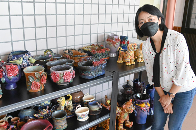 王婉谕委员到「心悦陶坊」参访。（照片/八里疗养院提供）