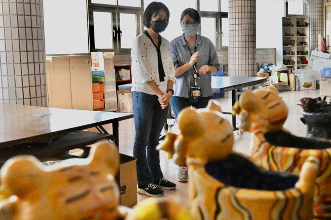 王婉谕委员和职能治疗师谢佩君（照片/八里疗养院提供）