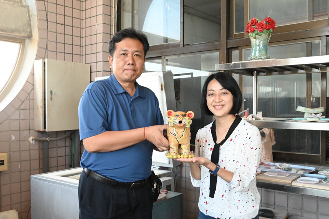 「心悦陶坊」学员阿德赠作品「虎虎生风」给王婉谕委员（照片/八里疗养院提供）