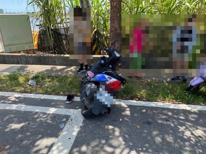 现场停等红灯的机车无辜受波及，机车骑士当场被重摔在地。（警方提供∕吕妍庭嘉义传真）