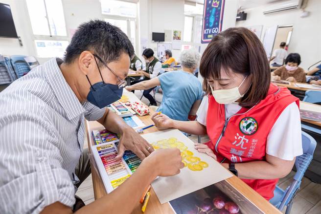民進黨新竹市長參選人沈慧虹26日到民富社區銀髮繪畫班擔任「一日美術班學生」，她並強調會以行動全力支持長輩終身學習。（陳育賢攝）