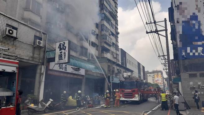 桃园市桃园区慈文路26日早上1民宅发生火警，4楼住家客厅及卧室的装潢、家具及家电起火燃烧。（翻摄照片）
