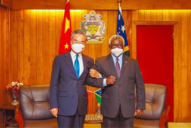 索羅門群島總理蘇嘉瓦瑞（右）在總理府會見國務委員兼外長王毅。（新華社）