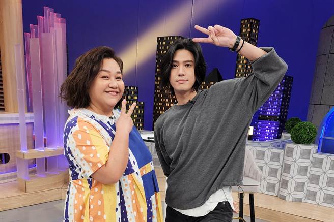 锺欣凌（左）与李玉玺二度合作《鸿门家宴 婆媳厨房》。（卫视中文台提供）