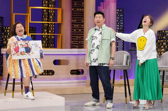 锺欣凌（左起）向曾国城、巴钰爆料主持内幕，让现场笑声不断。（卫视中文台提供）