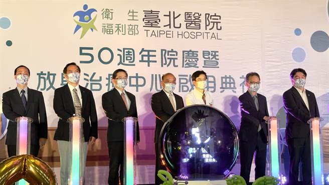 行政院长苏贞昌今出席卫福部台北医院50周年院庆暨放射治疗中心启用典礼，他当场允诺未来中央预算无上限，要提供台北医院最先进的设备。（吕健豪摄）