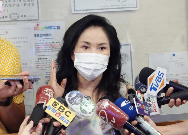 李亚萍26日在立法院说明立委余天的身体状况并一度落泪。（姚志平摄）