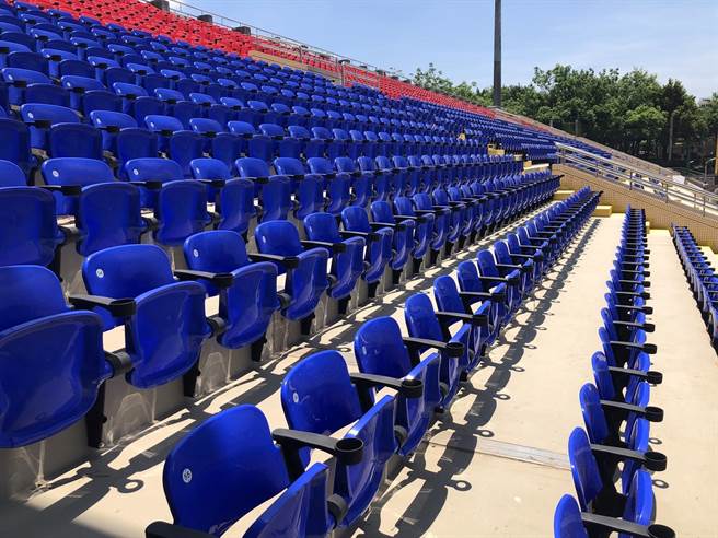 嘉义市立棒球场整修工程，更新观眾席座椅。（嘉义市政府提供／廖素慧嘉市传真）