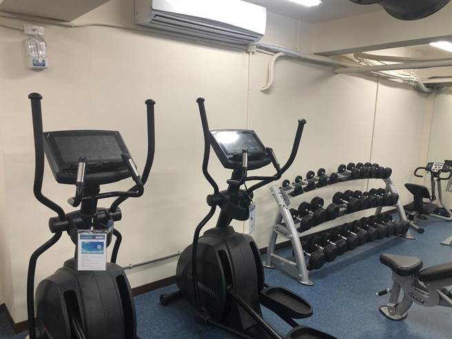 嘉义市立棒球场整修后，新增重训室机具提供球员训练。（嘉义市政府提供／廖素慧嘉市传真）