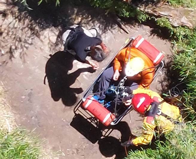 花莲秀林乡帕托鲁山三岔点营地登山客高山症，空勤总队前往救援后送。（空勤总队提供）