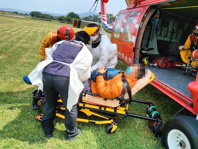 空勤总队于上午将登山客后送到东势河滨公园，由台中市消防局救护车送往东势农民医院治疗。（空勤总队提供）