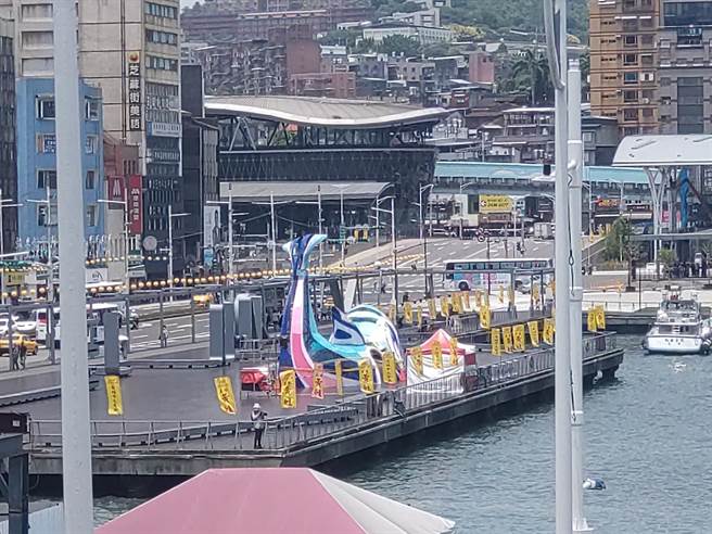 黄姓宗亲会在海洋广场上设置装置艺术，农历七月晚间会有灯光秀。（张志康摄）