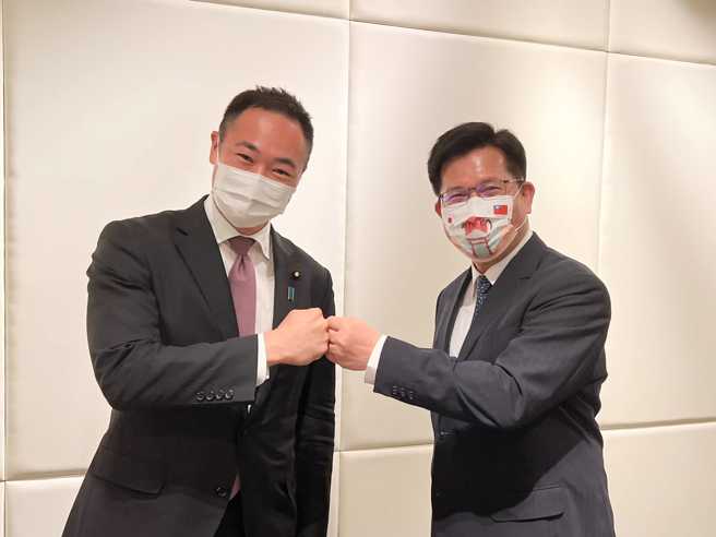 民进党新北市长参选人林佳龙（右）与日本眾议员铃木馨佑会面。（图／翻摄自林佳龙脸书）