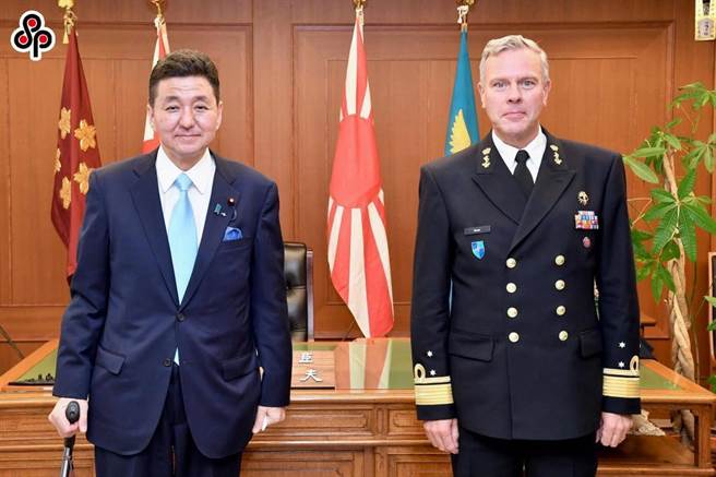 图为北约军事委员会主席Admiral Rob Bauer日前拜会日本防卫大臣岸信夫。（资料照／摘自日本防卫省官网）