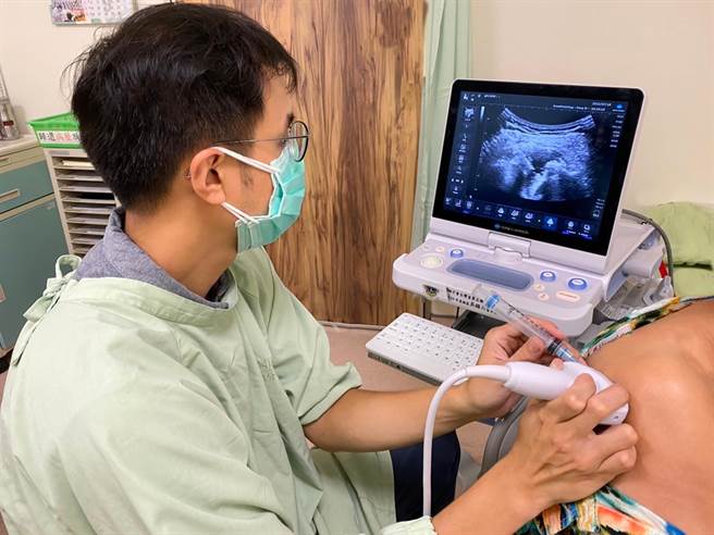 冯仕豪医师透过「超音波」影像导引，定位注射位置，精确地将药物注射至患处。（台大新竹分院提供／罗浚滨新竹传真）